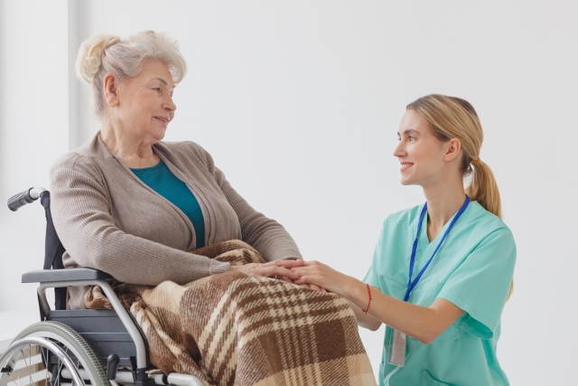 車椅子の女性と介護職員