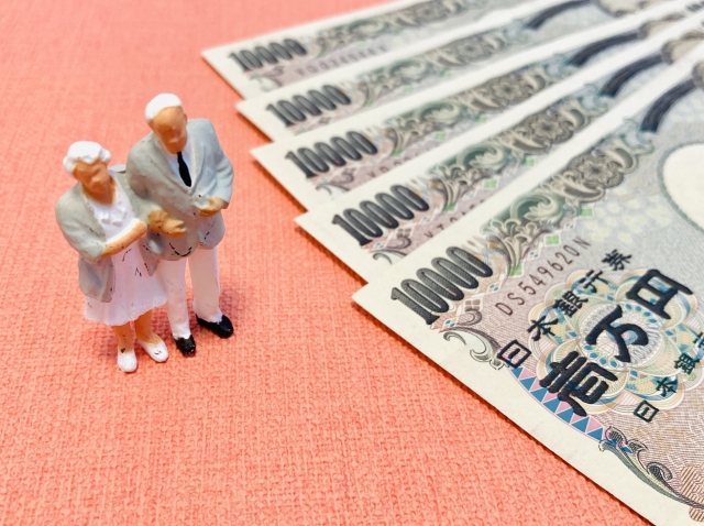 シニア夫婦とお金の写真